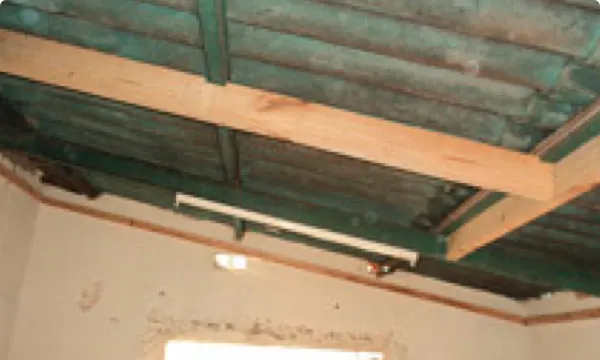 Se debe armar un bastidor con listones de 2x1 en todo el perímetro de la habitación a la misma altura de la viga.